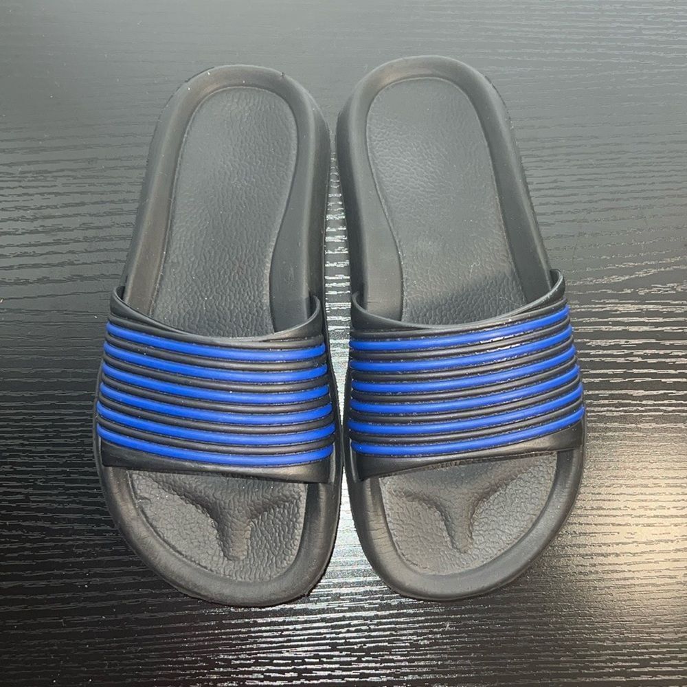 Boy flip flops size 3Y.